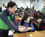어르신과 함께 짜장면 점심 나눠