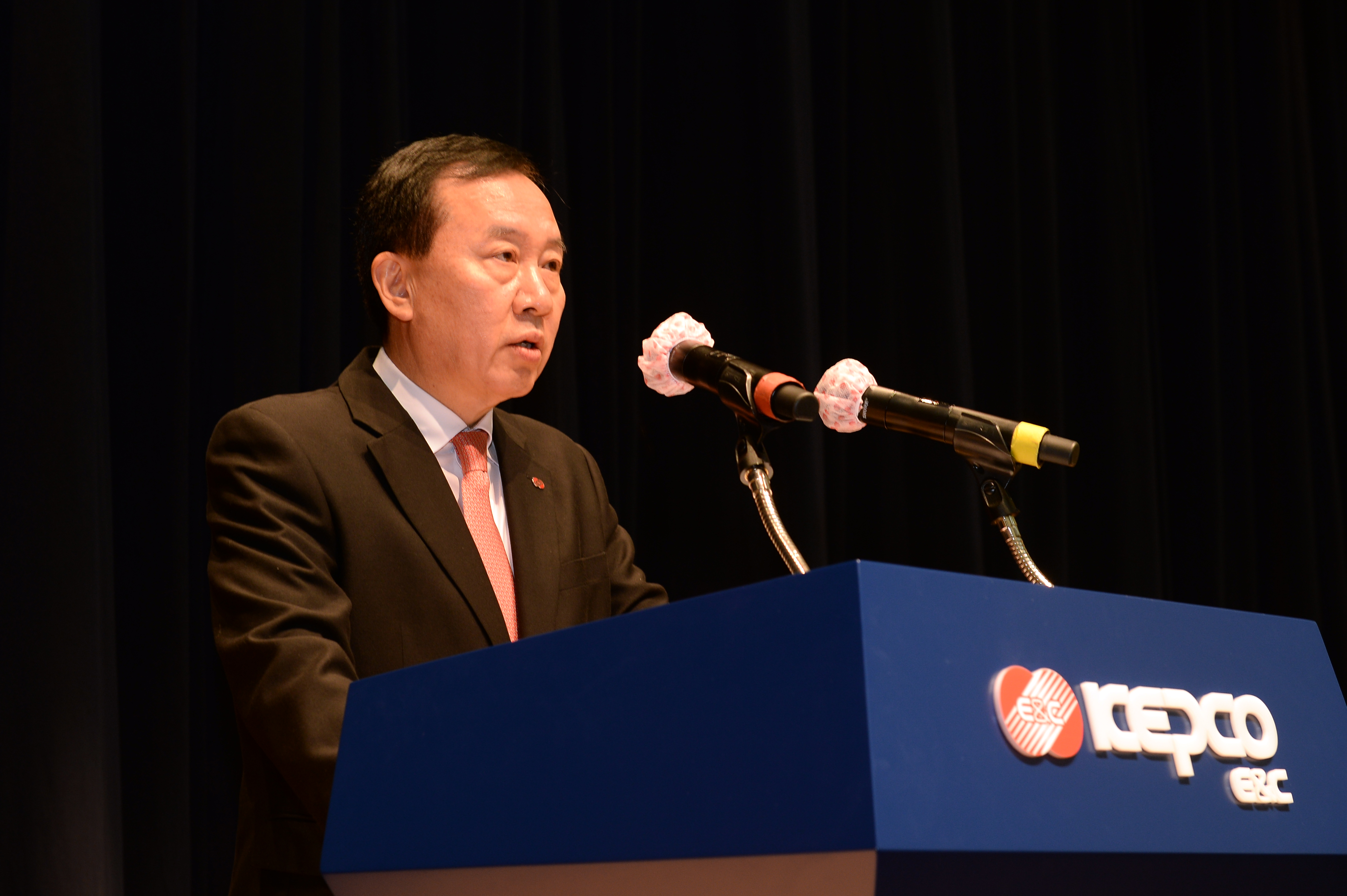 한국전력기술 김성암 사장이 시무식에서 직원들에게 격려와 당부의 말을 전하고 있다