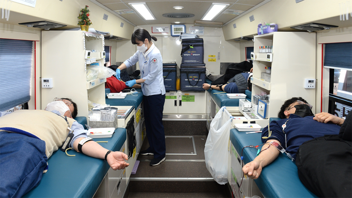 임직원들이 대한적십자사 대구경북혈액원과 함께하는 헌혈행사에서 헌혈에 참여하고 있다.